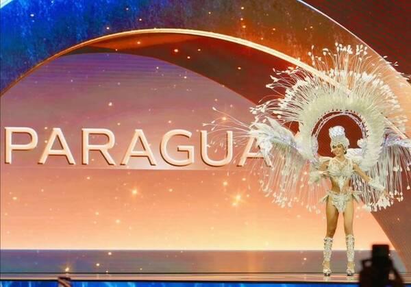 [VIDEO] Ñande miss fue una luciérnaga en el desfile de traje alegórico