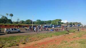 Nativos vuelven a movilizarse y hacen cierres intermitentes en la Ruta PY02 en Coronel Oviedo - Nacionales - ABC Color