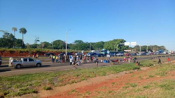 Nativos vuelven a movilizarse y hacen cierres intermitentes en la Ruta PY02 en Coronel Oviedo - Nacionales - ABC Color