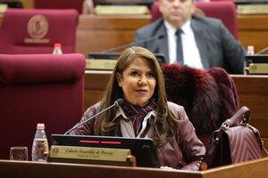 Video: Celeste Amarilla roza un vehículo, hace gestos obscenos y huye tras accidente vial