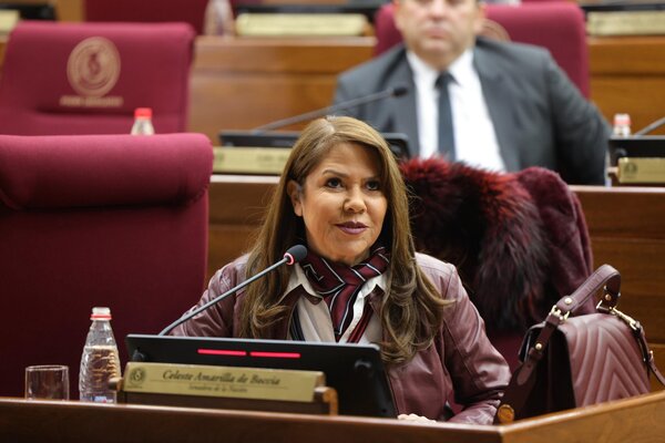 Video: Celeste Amarilla roza un vehículo, hace gestos obscenos y huye tras accidente vial