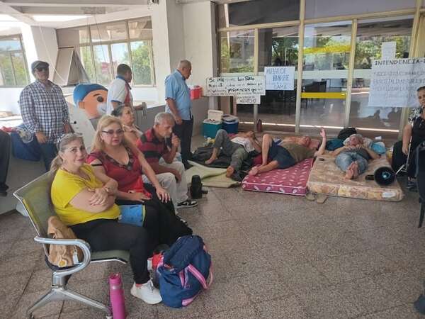 Jubilados suplican el pago de al menos un mes a la Municipalidad de Asunción - Nacionales - ABC Color