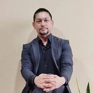 Héctor Torres presenta su libro "El Sendero del Estratega" en Paraguay