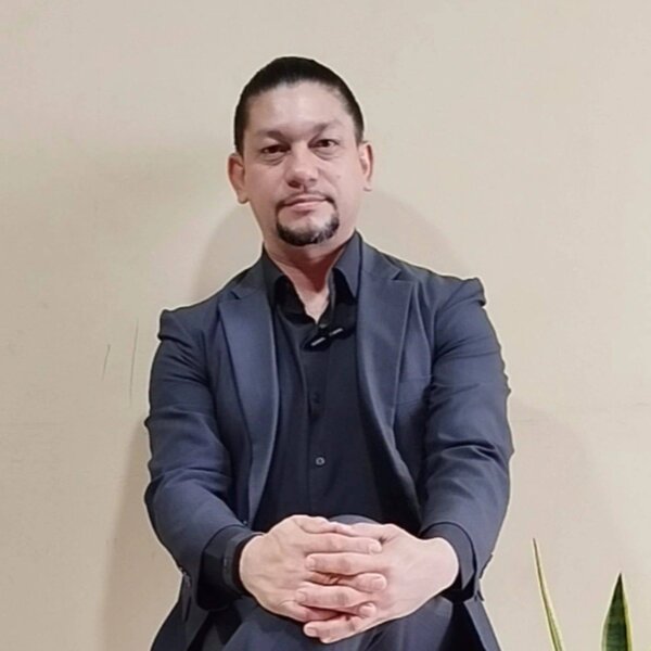 Héctor Torres presenta su libro "El Sendero del Estratega" en Paraguay