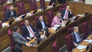 Distendido y mascando chicle, así volvió "Chaqueñito" Vera al Senado tras 60 días de suspensión