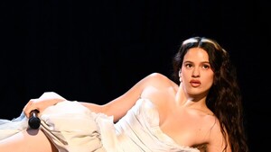Rosalía logra con Lux ser la primera artista con cinco debuts en la cima de Billboard