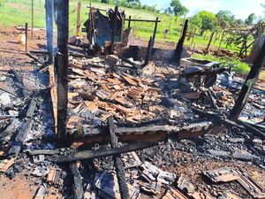 Incendio devora por completo una vivienda en el barrio San Blas Independencia