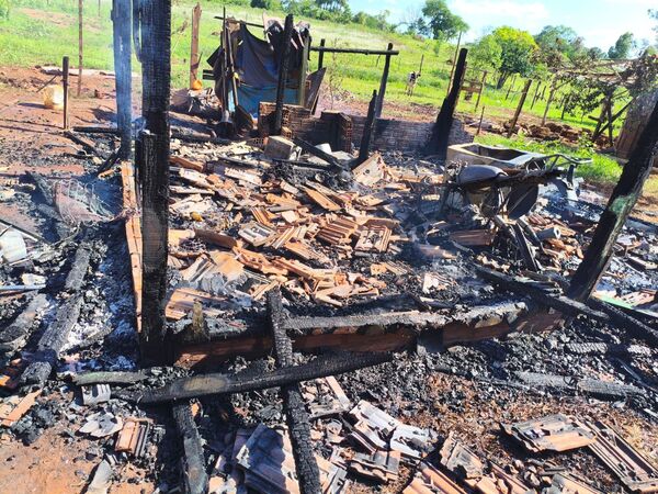 Incendio devora por completo una vivienda en el barrio San Blas Independencia