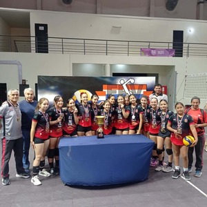 Panambí es primer campeón U13 femenino de voleibol de pista y Colón vence en primera - La Tribuna