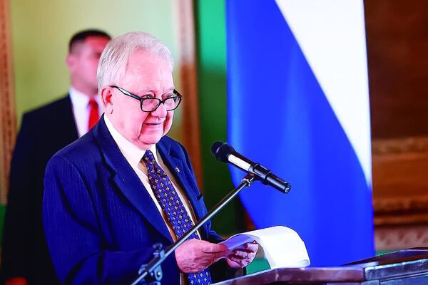 Laterza Pide Sede Propia para la Academia de la Lengua