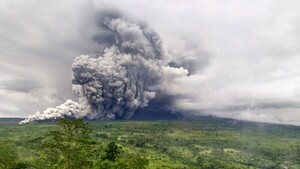 Indonesia evacúa a casi 1.000 personas por la erupción del volcán Semeru
