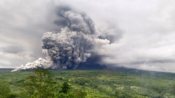 Indonesia evacúa a casi 1.000 personas por la erupción del volcán Semeru