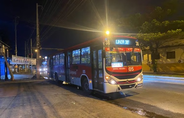 Motocicleta choca contra un bus de la Línea 38 y deja una joven herida