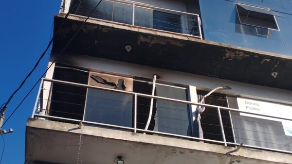 Bomberos rescatan a dos niños de un edificio en llamas en Fernando de la Mora