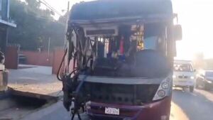 Bus choca contra un camión y dos pasajeras resultan heridas en Capiatá