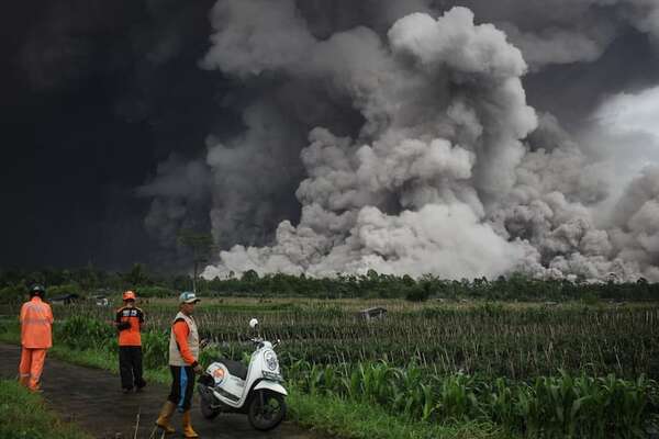 Evacuación masiva por erupción volcánica en Indonesia - Mundo - ABC Color