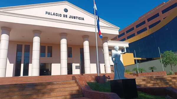 Padre denuncia proceso acelerado que permitiría la salida del país de sus dos hijas menores