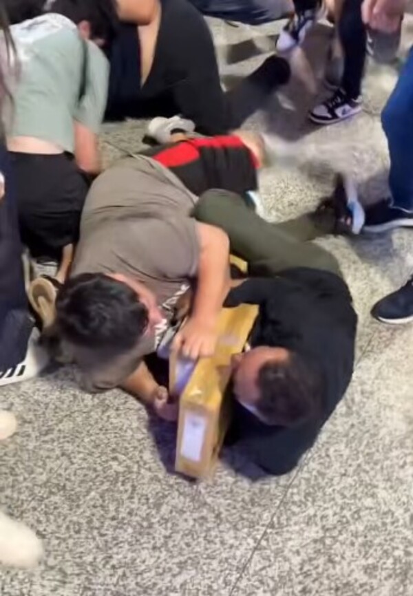 Popular / Ñorairô ha ñemyaña entre compradores en pleno Black Friday