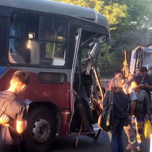 Popular / Micro chocó contra un camión y dos pasajeras machucadas