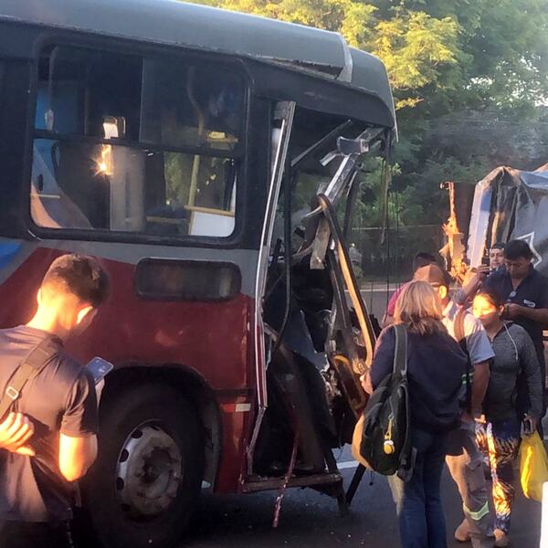 Popular / Micro chocó contra un camión y dos pasajeras machucadas