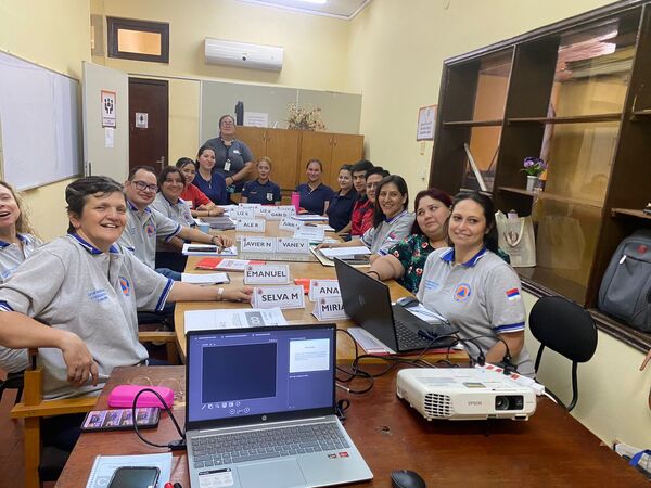 Capacitan a futuros instructores en gestión de riesgos en Encarnación