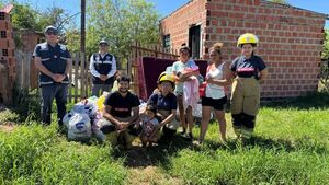 Bomberos Azules entregan donaciones a familia que perdió todo en incendio en San Francisco - Concepción al Día