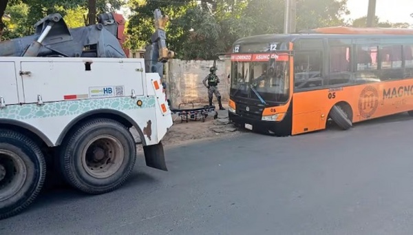 Bus de la Línea 12 queda varado en Santa Teresa y causa caos en hora pico