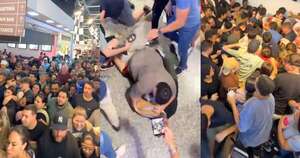 Diario HOY | Viral: Compristas del Black Friday pelean como rugbistas por mercaderías