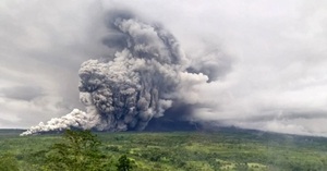 Indonesia: La erupción del volcán Semeru obliga a evacuar a casi mil personas