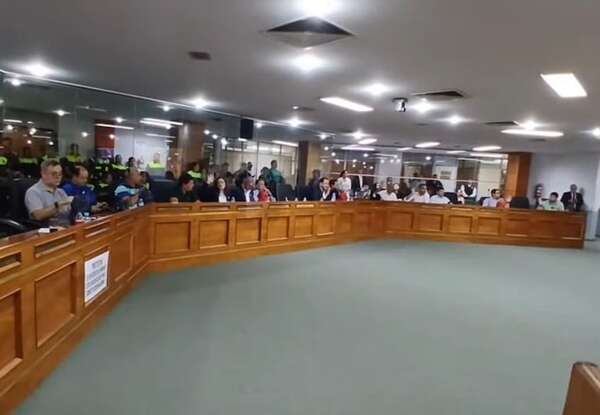 Insólito: mayoría colorada aprobó presupuesto hasta 2028 y condiciona a futuro intendente - Nacionales - ABC Color