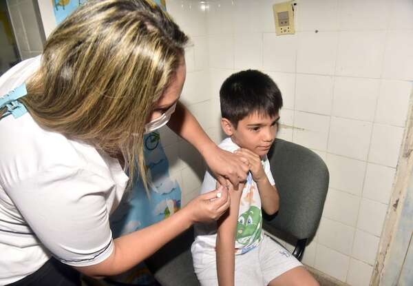 Instan a padres a vacunar a sus hijos contra el dengue - Nacionales - ABC Color