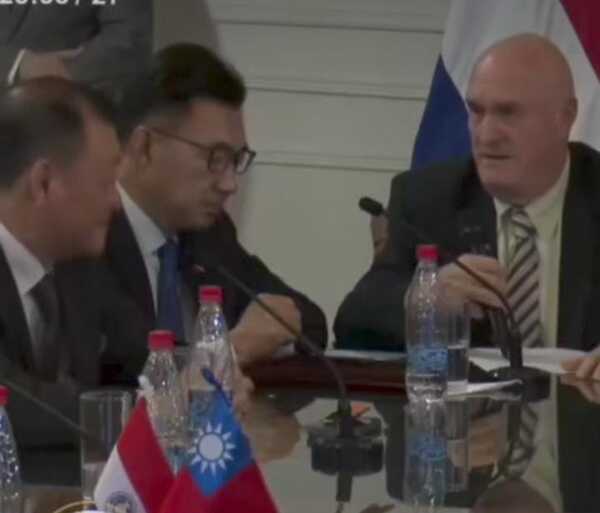 Popular / (VIDEO)Vergüenza: Senador pecheó más plata a embajador de Taiwán y causó enojo