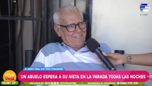 Un abuelo espera a su nieta en la parada todas los días