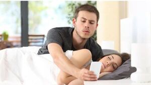 “Mi marido me revisa el celular como si fuera agente del FBI”