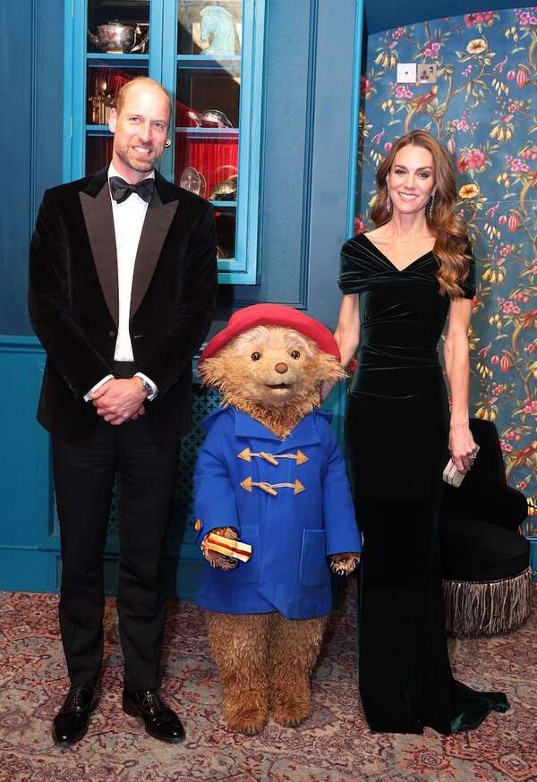 Los príncipes de Gales conocen al oso Paddington y felicitan su “increíble” actuación - Gente - ABC Color