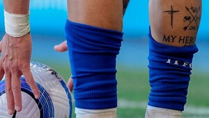 Club inglés prohíbe miniespinilleras por doble fractura de pierna