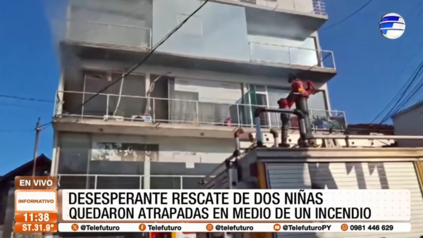 Bomberos rescatan a dos niñas atrapadas en un incendio