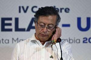 Escándalo en Colombia por presencia del presidente Petro en un club de erótico - Mundo - ABC Color