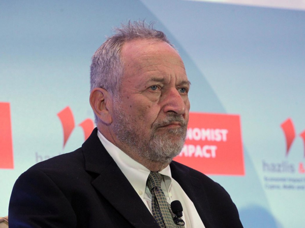 Summers deja Harvard tras mensajes controversiales