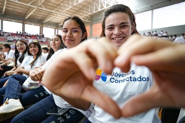 Programa «Jóvenes Conectados» cierra su primer año con más de 21.000 estudiantes capacitados en cursos de nivel mundial