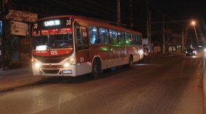 Motociclista choca contra colectivo y acompañante queda herida