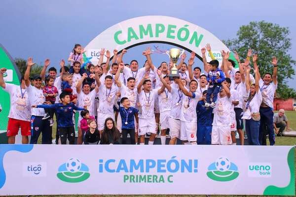 Jugadores campeones con Sportivo Iteño exigen cobro de haberes caídos - Fútbol de Ascenso de Paraguay - ABC Color