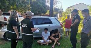 La Nación / En operativo conjunto detienen a dos personas y recuperan dos monitos en peligro de extinción