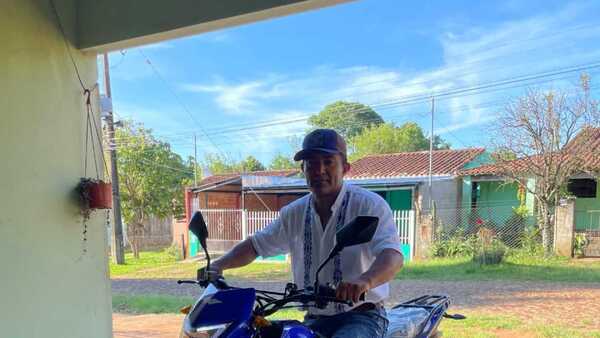 Misiones: Regalan una moto a candidato de Yo Creo que hacía su campaña a pie