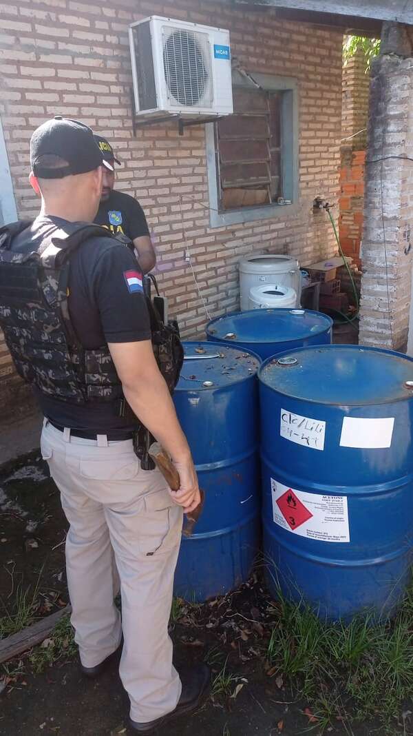 Incautan tambores con sustancias para purificar cocaína - Policiales - ABC Color
