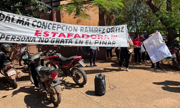 Víctimas de presunta estafa en ronda de ahorro se manifiestaron frente a la Fiscalía de Coronel Oviedo - OviedoPress