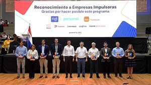 Personal acompaña clausura de jóvenes