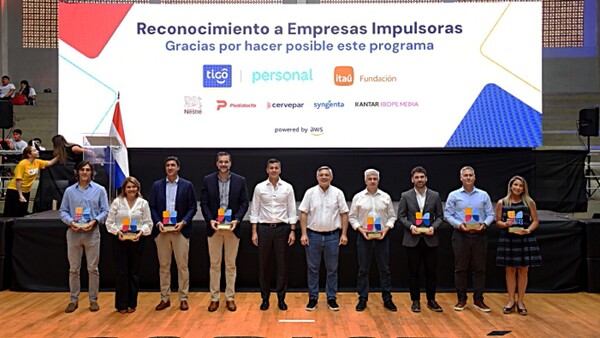 Personal acompaña clausura de jóvenes