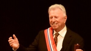 Condecoración a Luis Szarán en el Municipal