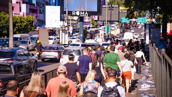 Intenso movimiento en CDE para compras y con ingreso de hinchas brasileños por la Sudamericana